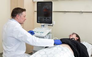 Prof. Dr. med. Michael Hünerbein führt eine Ultraschalluntersuchung durch.
