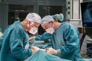 Prof. Dr. med. Michael Hünerbein und Dr. med. Sören Kneif bei einer Operation.